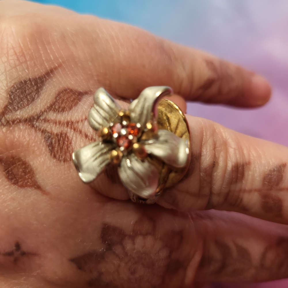 Woman's flower ring w/ Garnet, silver and gold  sz 8